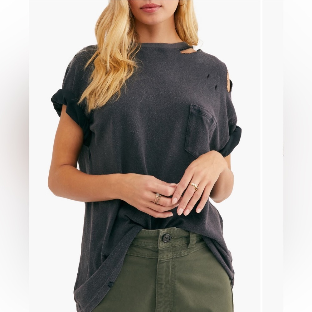 Free People We The Free Rubi Ripped Pocket
T-Shirt in Washed Black Size XS